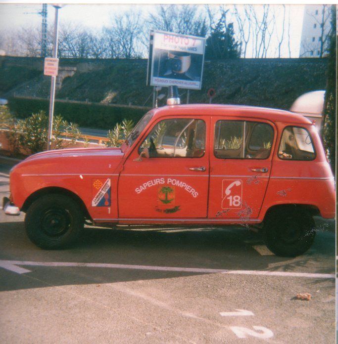 30 RENAULT R4 4p112.jpg