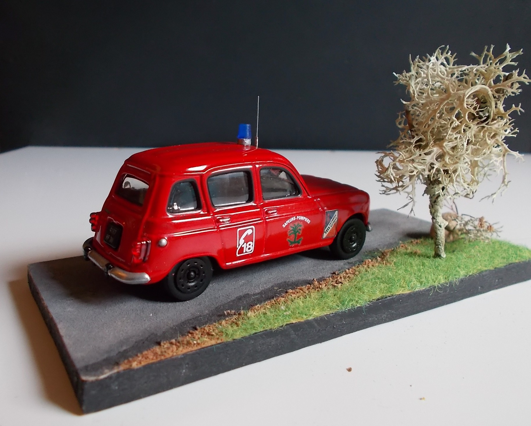 MAQ 30 RENAULT R4 Berline .jpeg