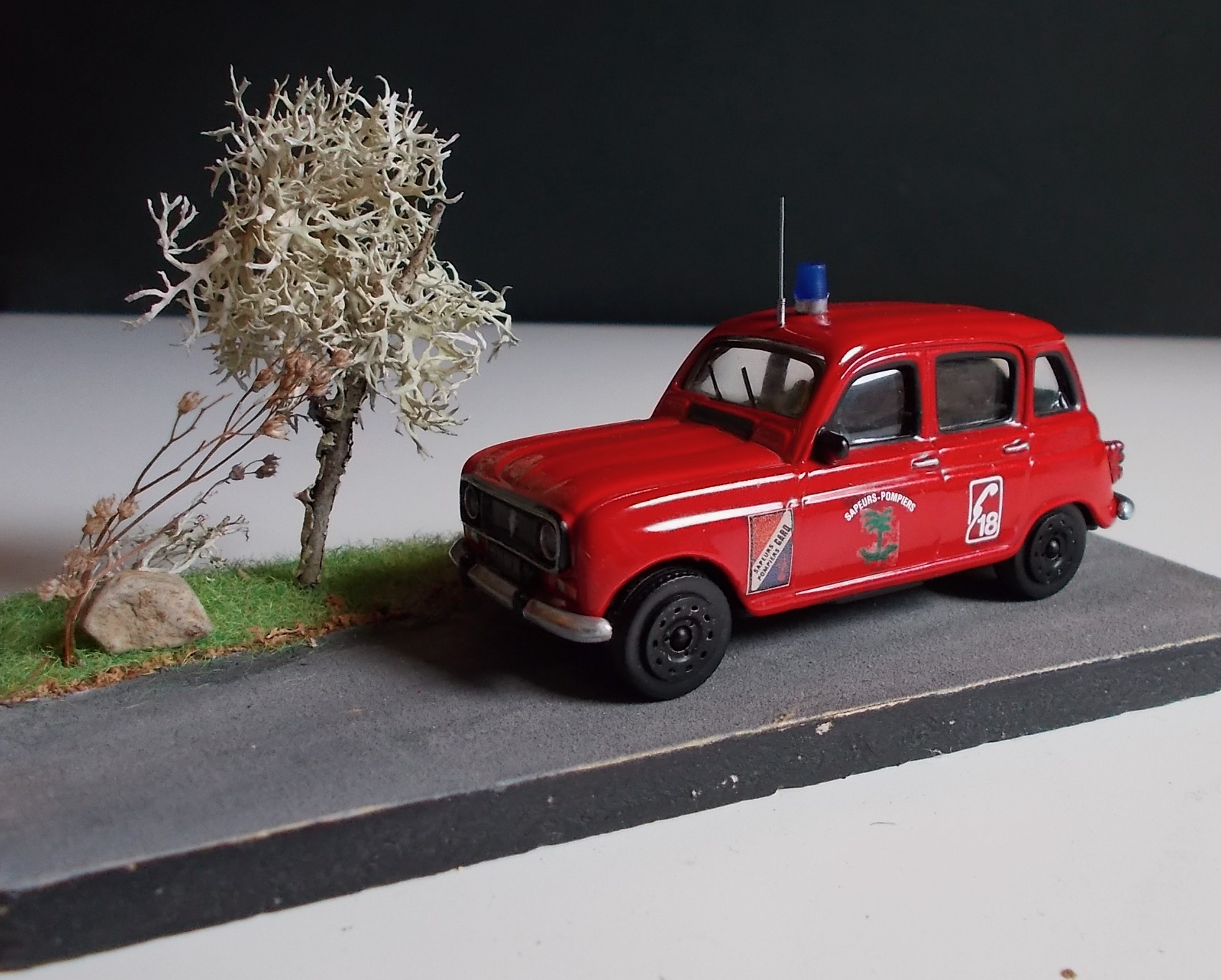MAQ 30 RENAULT R4 Berline a.jpeg