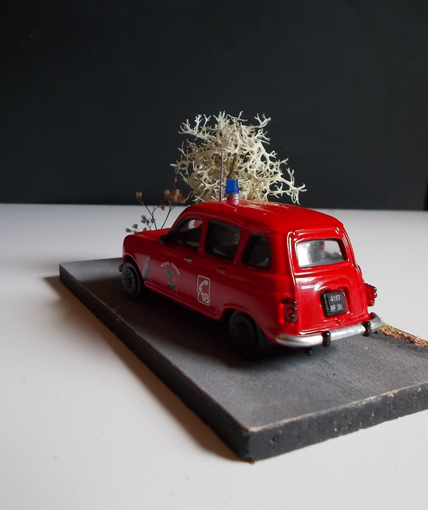 MAQ 30 RENAULT R4 Berline b.jpeg