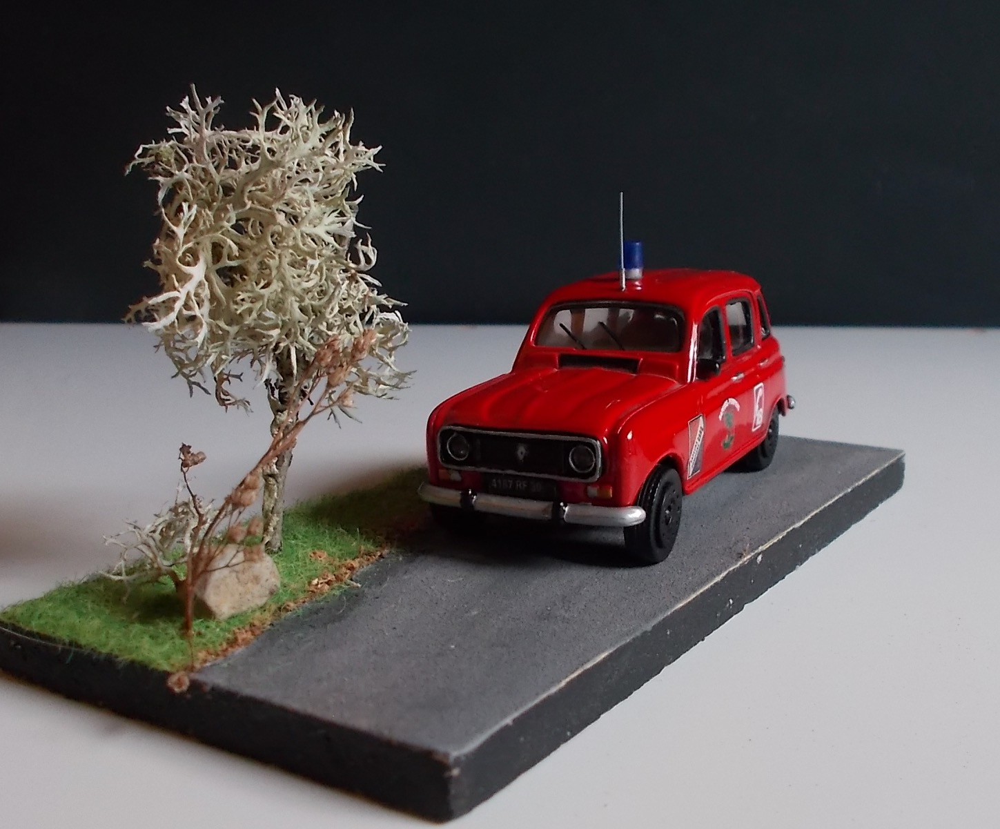 MAQ 30 RENAULT R4 Berline c.jpeg