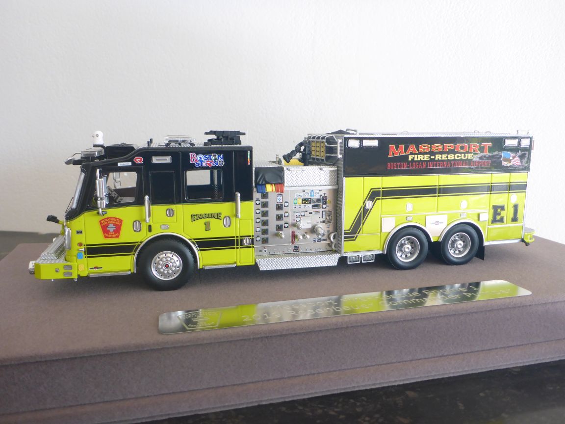 Rosenbauer Commander Pumper Boston Massport Logan E1.JPG