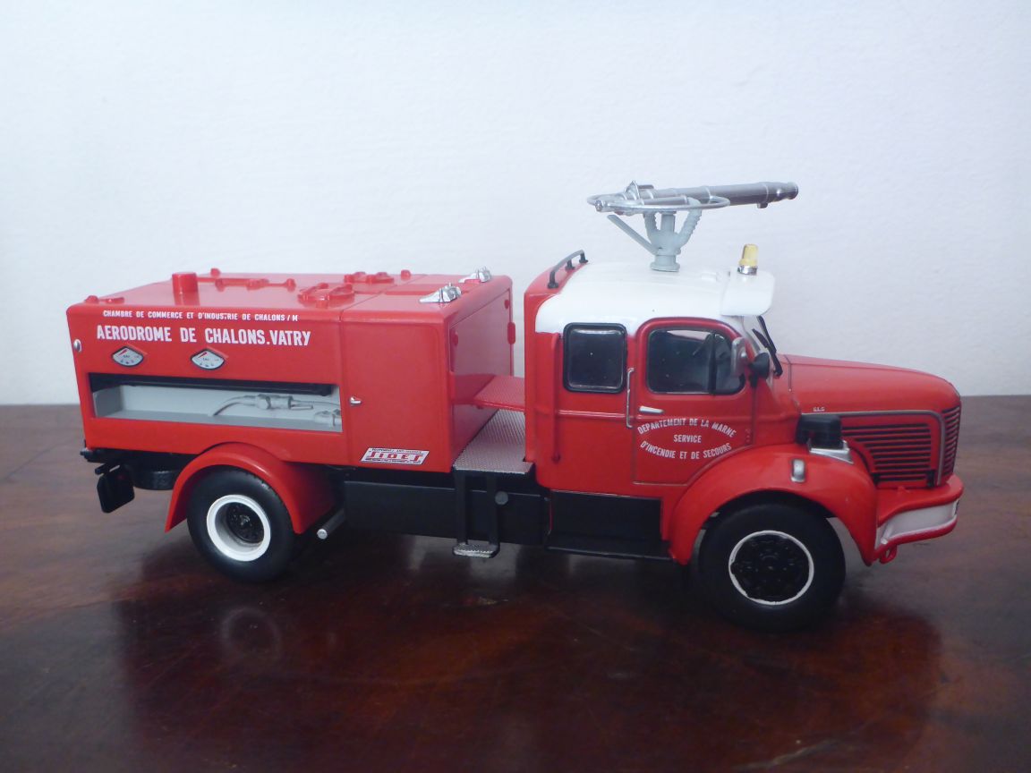 Berliet GLC28 4x4 VMA42 SNTA Châlons Vatry - Hachette-Ixo 85.JPG
