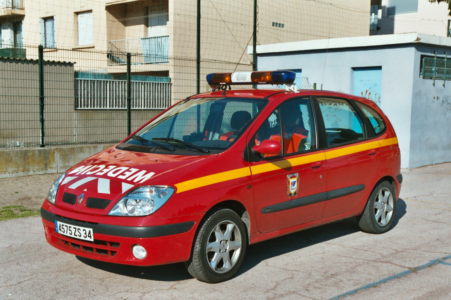 ZS 4575 VRM Renault Scénic Sète.jpg