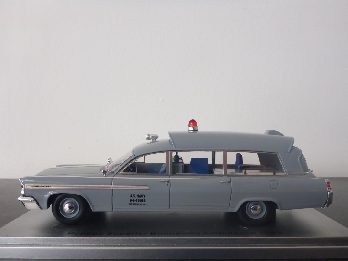 Kess 43026000 Pontiac Superior Bonneville US navy 1963.JPG