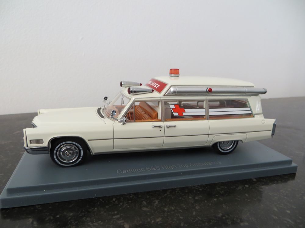 Neo 43895 Cadillac S&S Ambulance Blanche.JPG