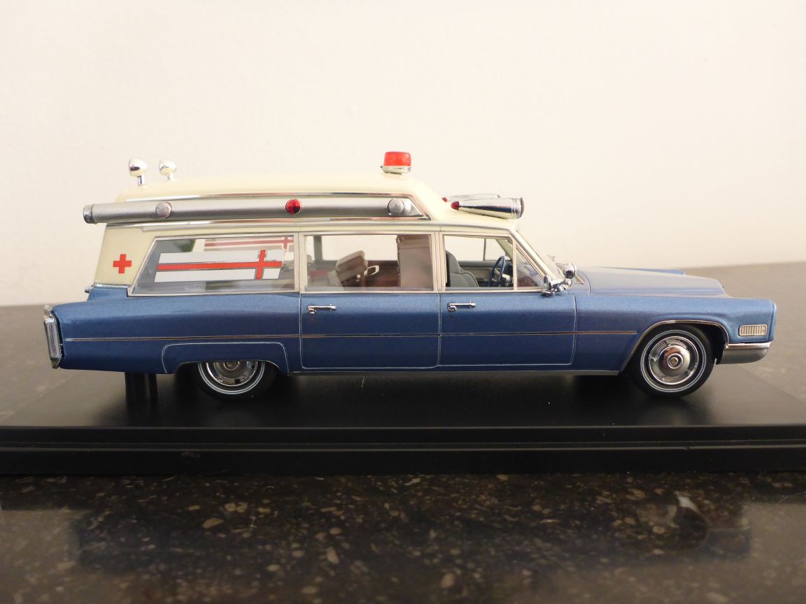 Neo 49545 Cadillac S&S Ambulance Bleue et Blanche.JPG