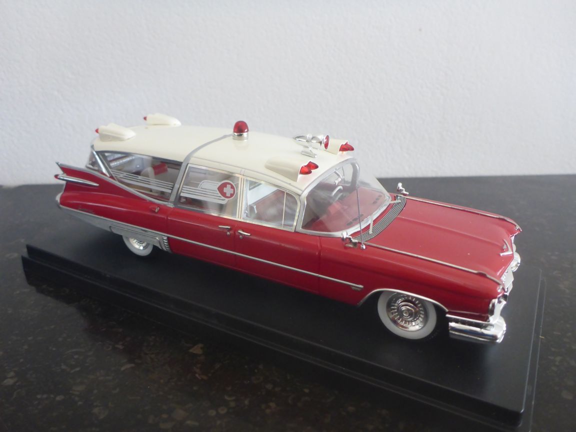 Neo 45260 Cadillac Superior Ambulance 1959 (2).JPG