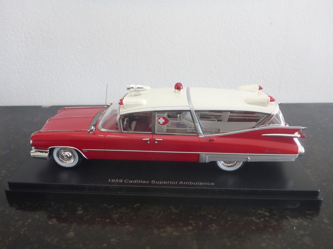 Neo 45260 Cadillac Superior Ambulance 1959.JPG