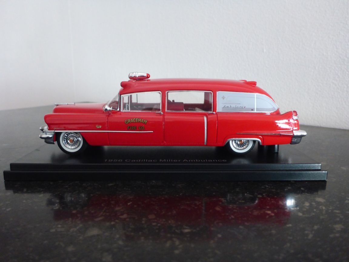 Neo 46955 Cadillac Miller Ambulance 1956 rouge.JPG