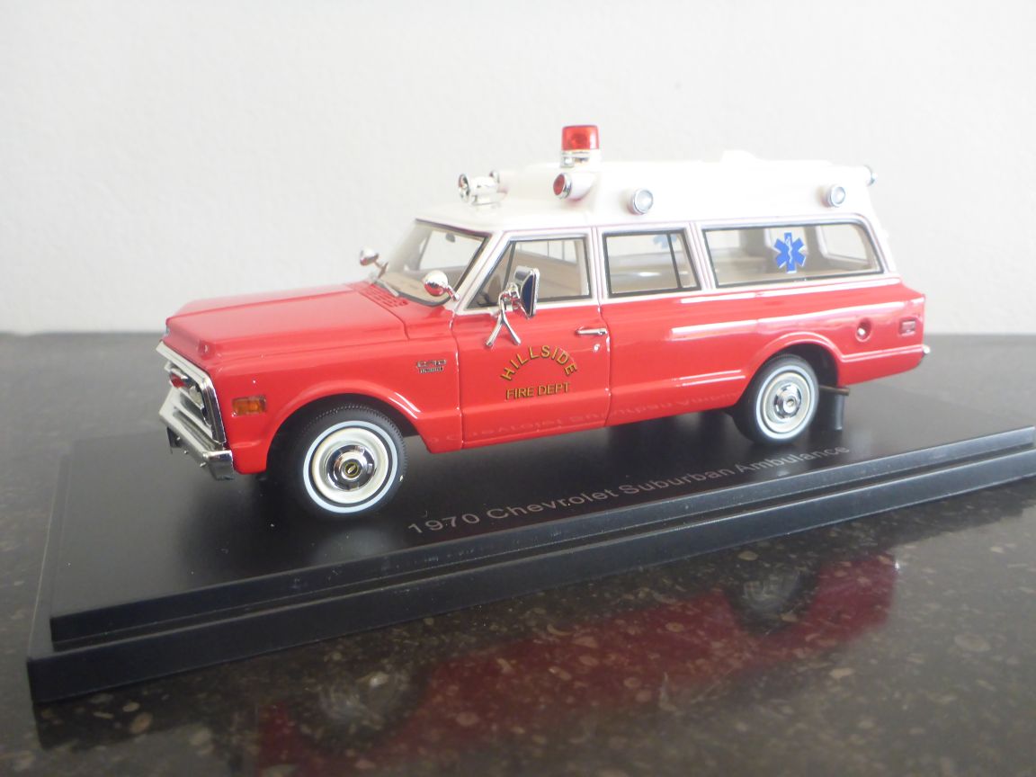 Neo 47246 Chevrolet Suburban Ambulance 1970 Rouge.JPG