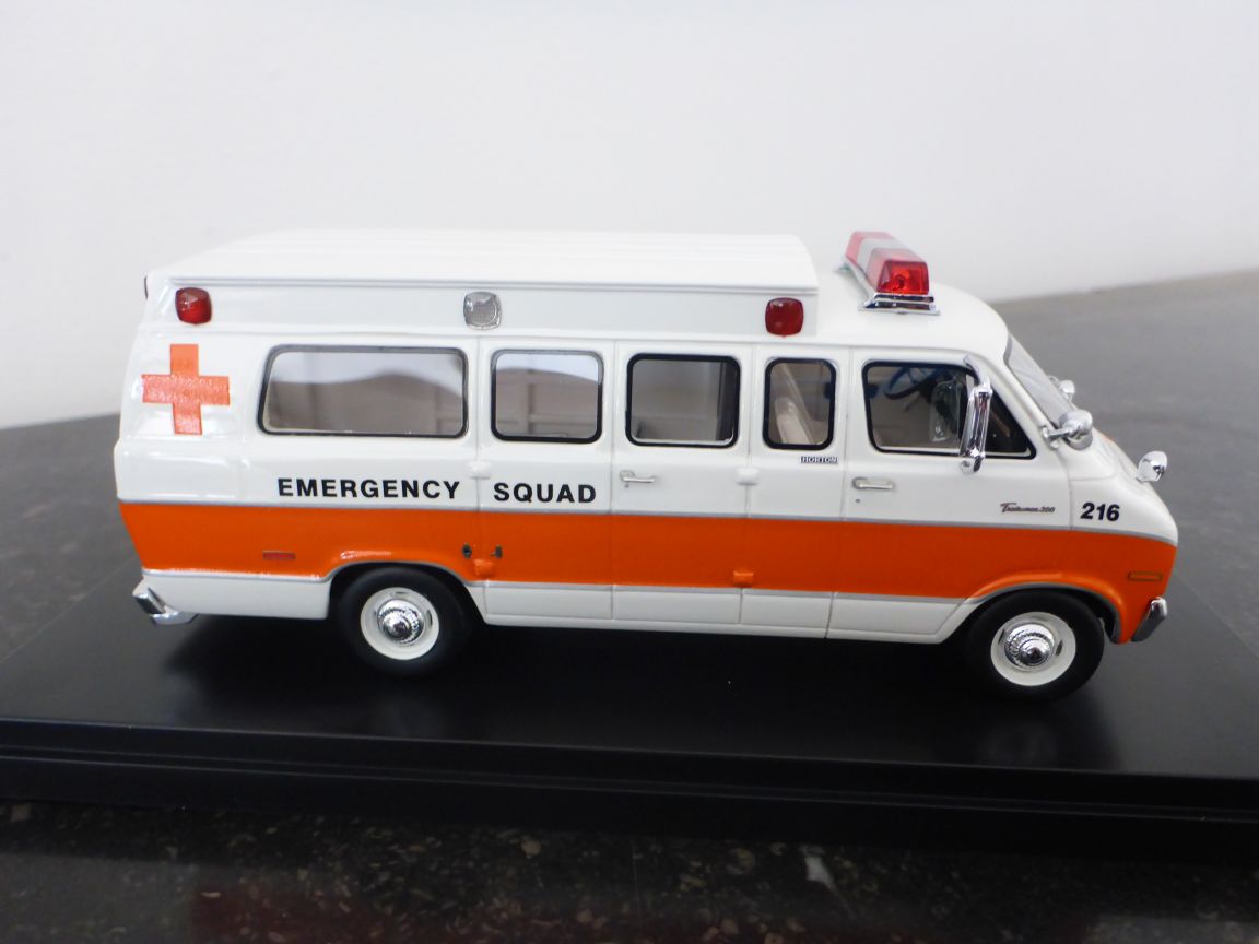 Neo Dodge Horton Ambulance Rouge et Blanche.JPG