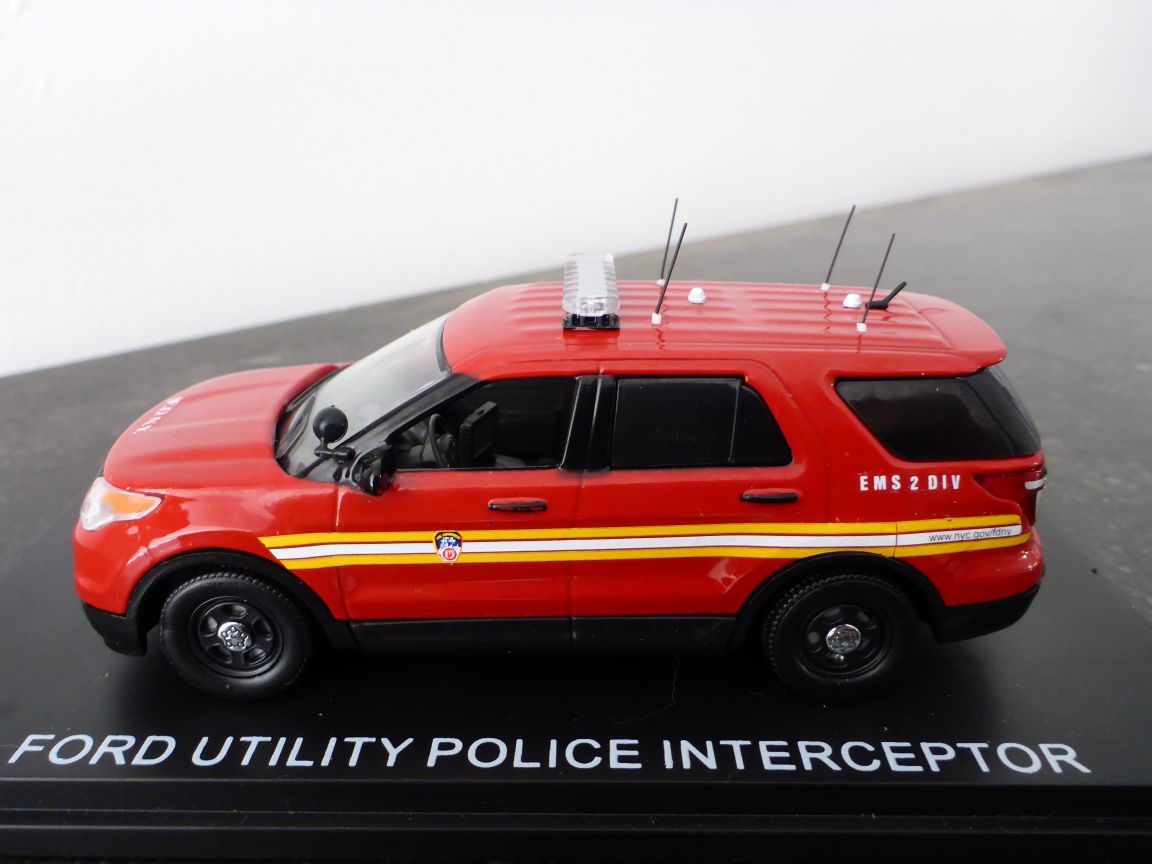 Ford Explorer FDNY EMS 2 DIV (2).JPG