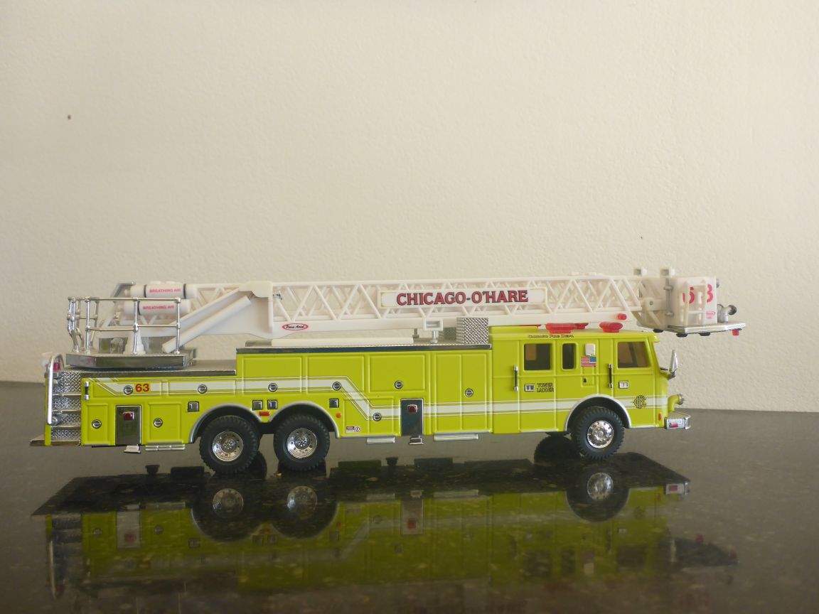 12909 Pierce 100' Platform Truck Chicago O'hare.JPG