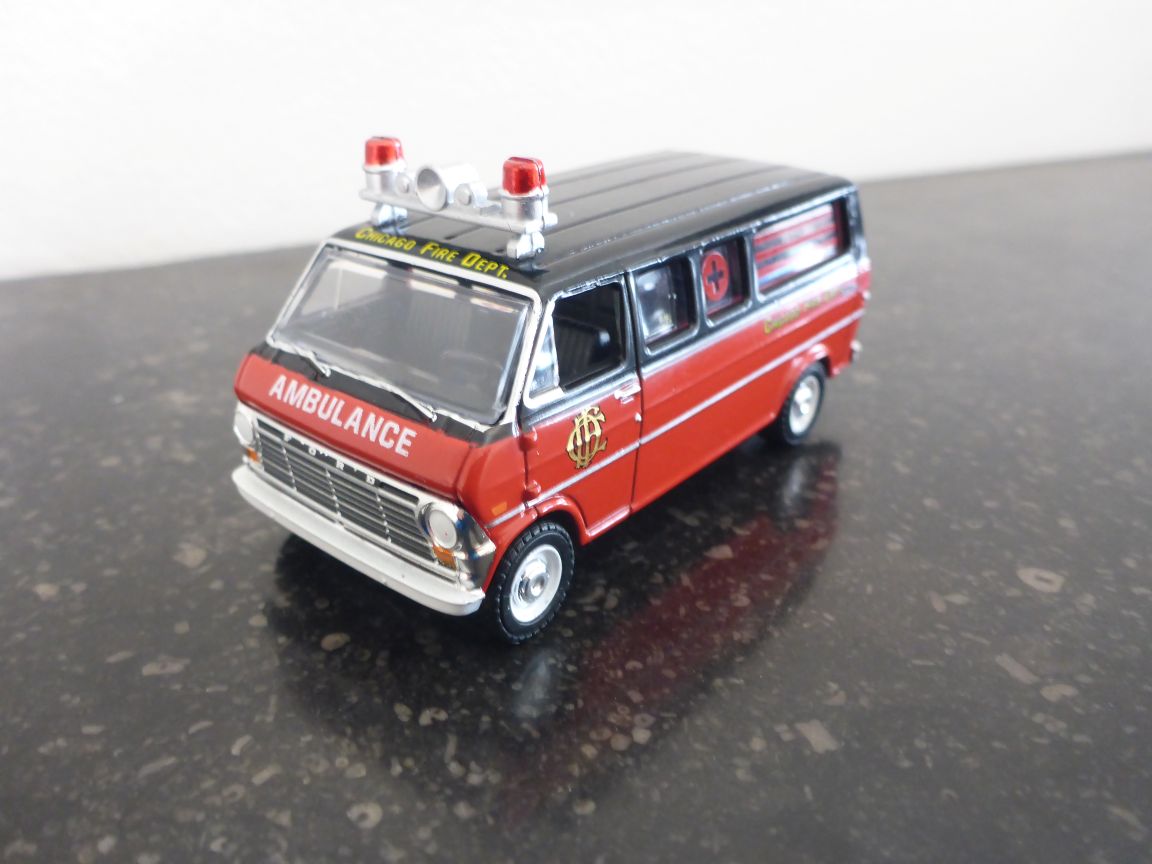 Greenlight 30242 Ford Econoline Club Wagon Ambulance.JPG