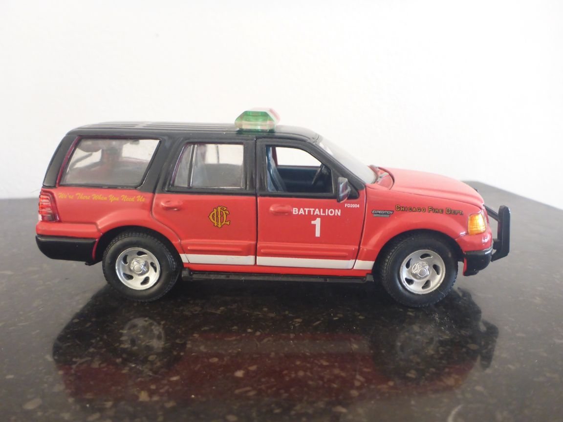 Gearbox 27601 - Ford Expedition Chicago FD Battalion 1.JPG